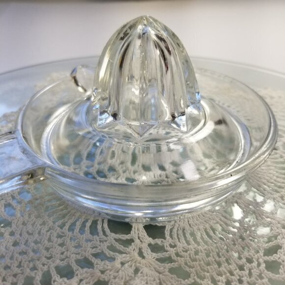 Vintage Juicer Reamer Small Clear Glass Flat Thumb Rest For Citrus Barware (L13) - Picture 6 of 12